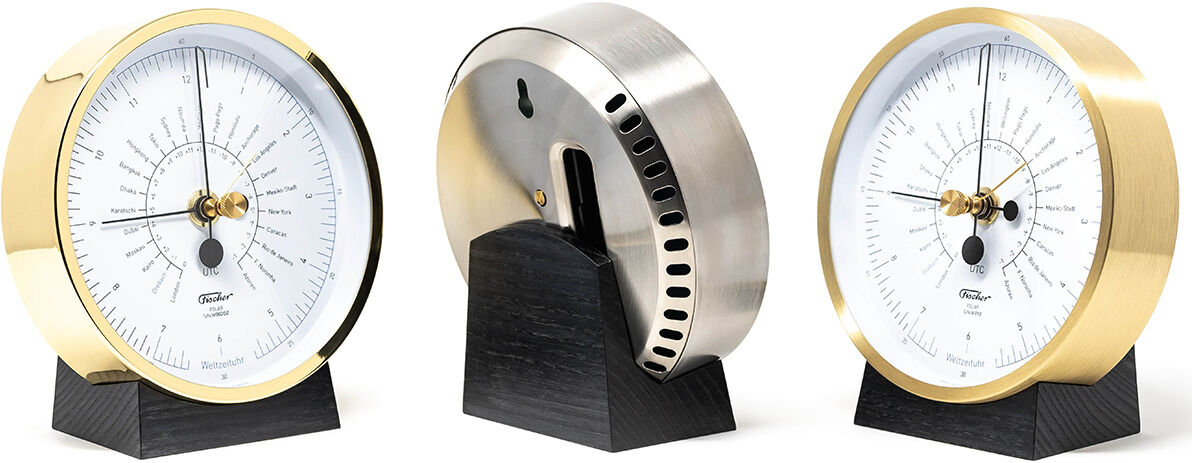 Drei Sockelmodelle des analogen Messinstruments 'POLAR' in verschiedenen Ausführungen, auf einem schwarzen Ständer. Die Instrumente haben goldene und silberne Metallgehäuse mit einem weißen Zifferblatt und feinen, präzisen Details.