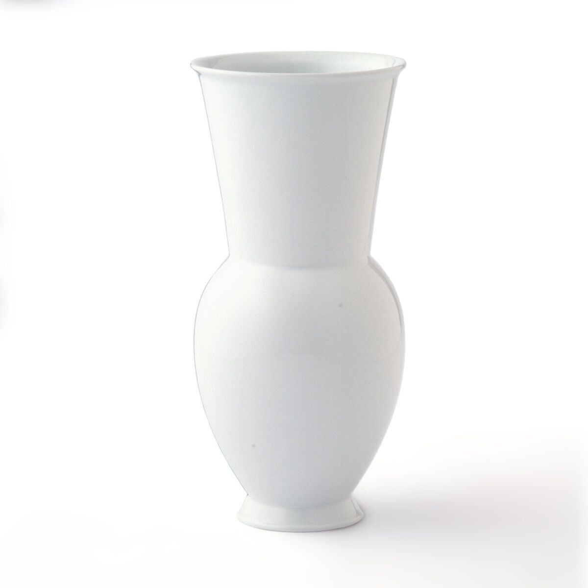 Eine elegante weiße Vase von KPM, mit einer klassischen Form, perfekt für Blumenarrangements und als dekoratives Element in der Inneneinrichtung.
