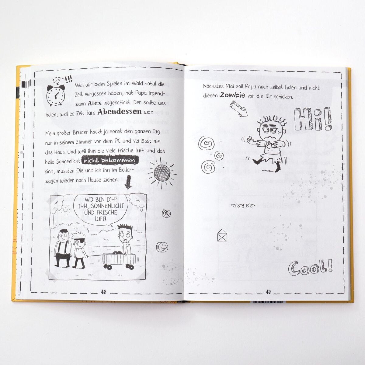 Ein geöffneter Seitenumfang des Kinderbuchs 'Sternbaum, Nico: Jimmy Fox. Magischer Volltreffer' zeigt Text und schwarzweiße Illustrationen, darunter ein Zombie mit erhobenen Armen und Textbezeichnungen wie 'Hi!' und 'Cool!'. Das Buch hat einen hellgelben, orangefarbenen Schutzumschlag.