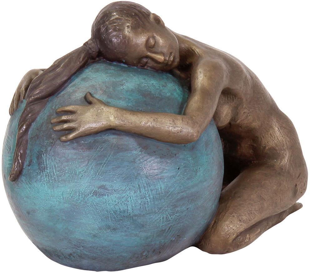 Eine Bronze-Skulptur mit einer weiblichen Figur, die einen großen blauen Ball umarmt. Das Kunstwerk bringt ein starkes Gefühl von Geborgenheit und Nähe zum Ausdruck.