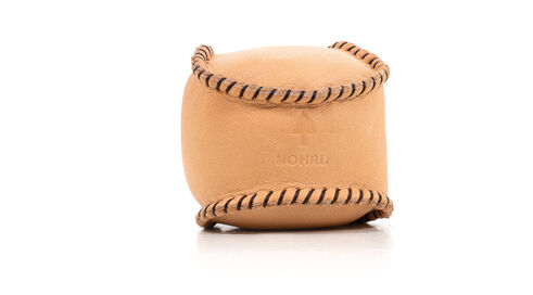 Ein HaptikBall »Natur«, handgefertigt aus Holz in natürlichen Beige- und Brauntönen, ideal für sensorische und motorische Entwicklung von Babys und Kleinkindern.