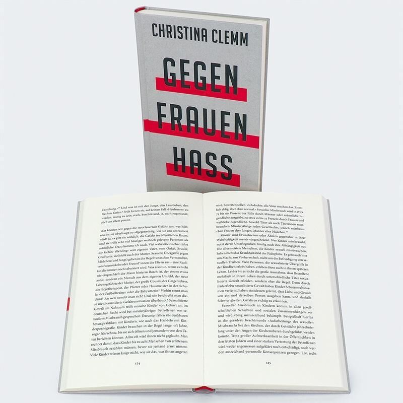 Grau- und rotfarbenes Buch mit dem Titel 'Gegen Frauenhass' von Christina Clemm. Das Buch steht aufrecht, während ein geöffnetes Exemplar davor liegt, sodass die Seiten mit dem Text sichtbar sind.