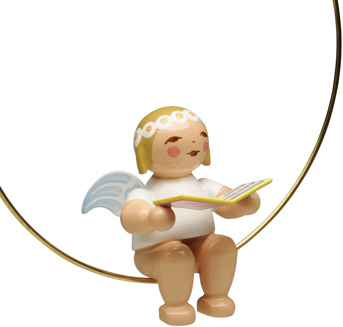 Detailreiche Holz-Figur »Christbaumengel im Ring, mit Liederbuch« von Wendt & Kühn, zeigt einen Engel mit goldener Krone und Flügeln, sitzend in einem goldenen Metallring, hält ein gelbes Liederbuch. Ideal als Christbaumschmuck oder Sammelobjekt.