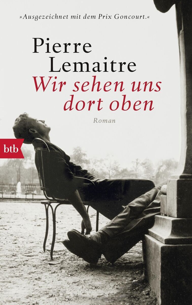 Das Bild zeigt das Buchcover des Romans 'Wir sehen uns dort oben' von Pierre Lemaitre. Eine sitzende Person ist auf einem Stuhl abgebildet, der Kopf hängt nach hinten. Der Titel des Buches ist in roter Schrift auf hellem Hintergrund zu sehen.