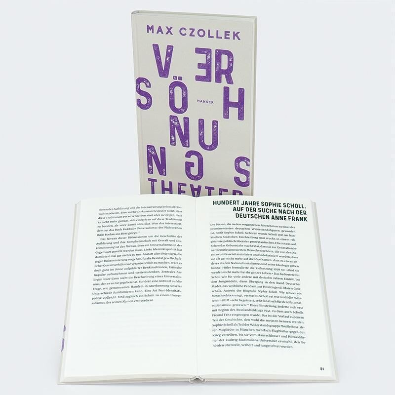 Das Bild zeigt das Buch 'Versöhnungstheater' von Max Czollek, sowohl geschlossen, um das lilafarbene Cover mit weißem Hintergrund anzuzeigen, als auch geöffnet, um einen Teil des Textes im Inneren zu zeigen.