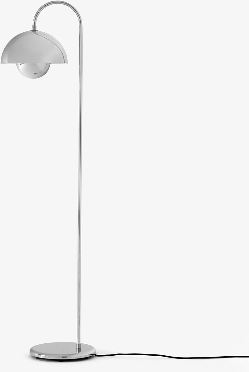 Ein modernes Silber-Stehlampe, Flowerpot VP12, mit einem minimalistischen skandinavischen Design. Die Lampe hat einen halbkugelförmigen Schirm und einen schlanken, geraden Stab, der auf einem runden Sockel steht. Ideal zur Beleuchtung von Wohnräumen oder Arbeitsbereichen.