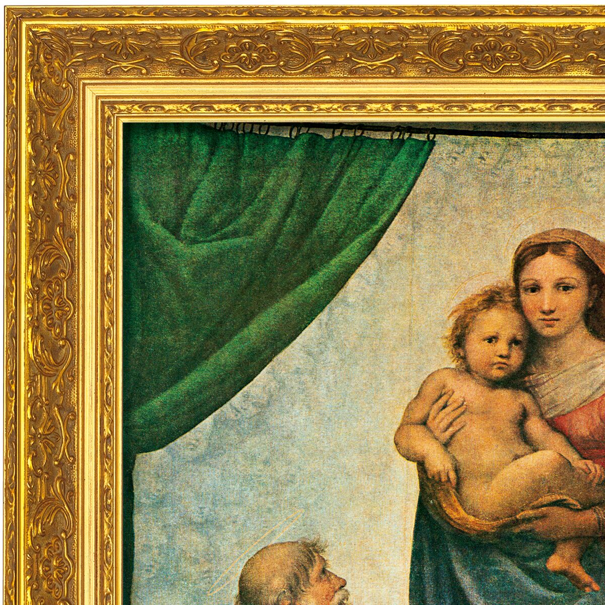 Das gerahmte Kunstwerk zeigt Raffaels berühmte „Sixtinische Madonna“. Im Zentrum steht Maria mit Jesuskind, daneben Heilige, unten die bekannten Engel. Der Druck auf Leinwand besticht durch detailreiche, lebendige Farben. Die barocke Museumsrahmung ist prunkvoll vergoldet und aufwändig gearbeitet.