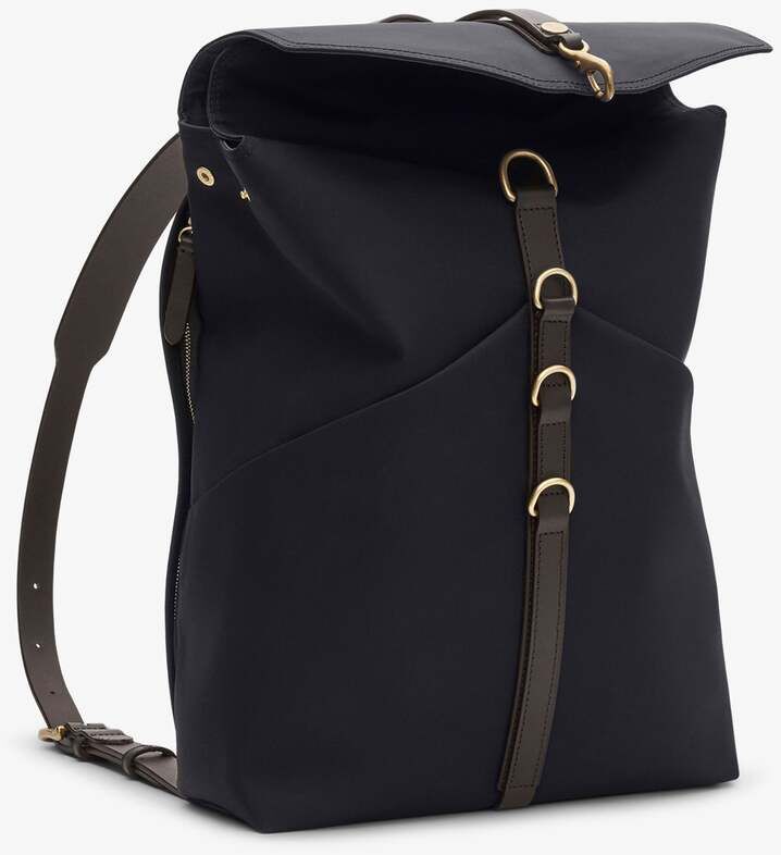Ein stilvoller, minimalistischer Rucksack von MISMO in Schwarz, mit braunen Riemen und goldenen Beschlägen. Ideal für den Alltag, Reisen und Outdoor-Abenteuer.