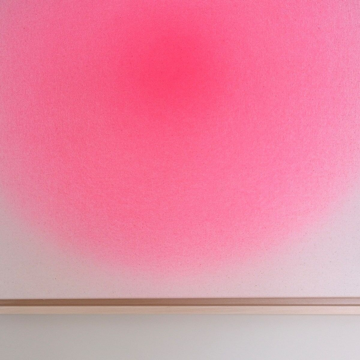 Ein abstraktes Kunstwerk mit einem Farbverlauf in Pink, das von einem leuchtend rosa Zentrum nach außen in ein helles Rosa übergeht. Das Bild hat einen modernen Stil und ist minimalistisch gestaltet.