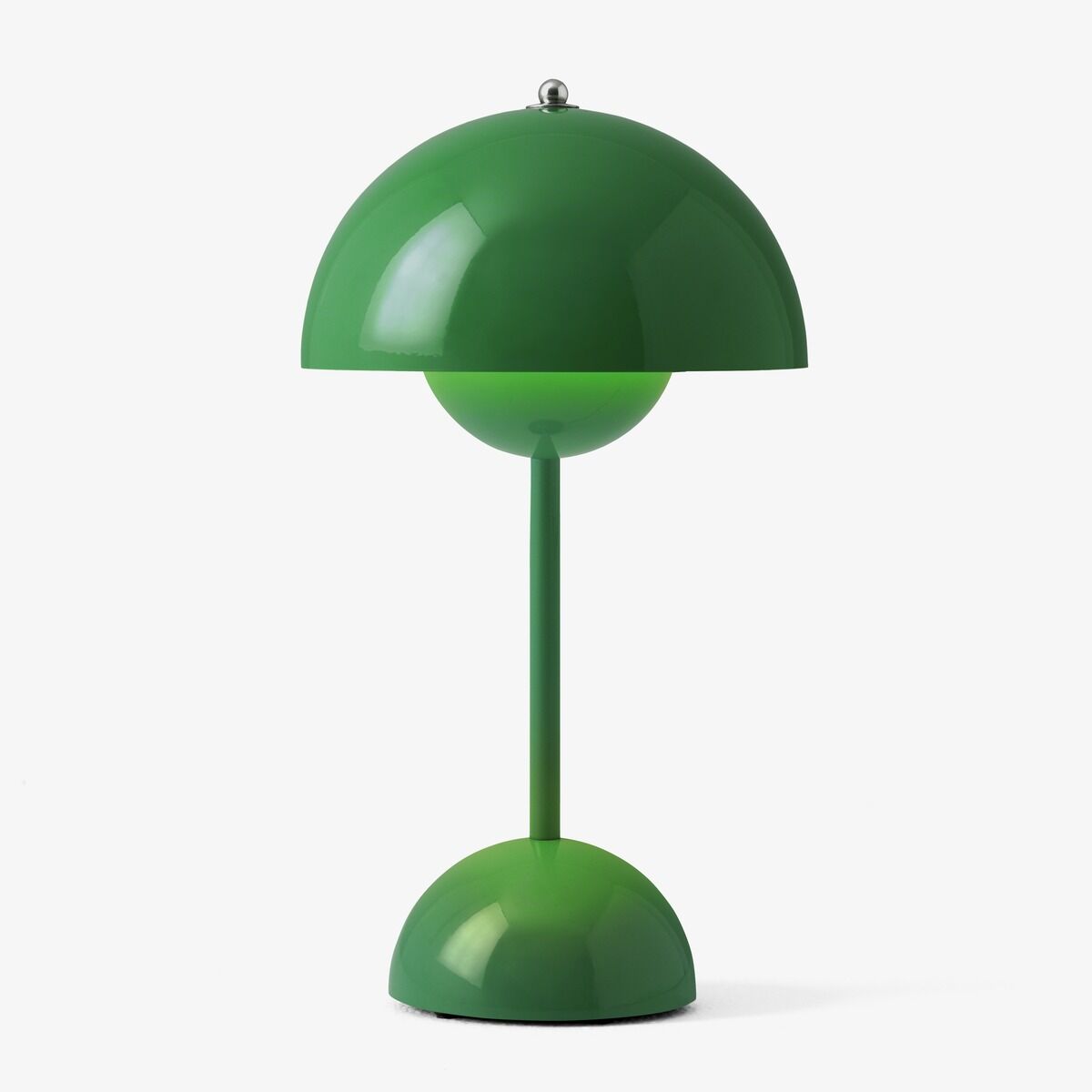 Grüne Flowerpot VP9 Tischleuchte mit Akku, auf weißem Hintergrund. Modernes und minimalistisches Design.