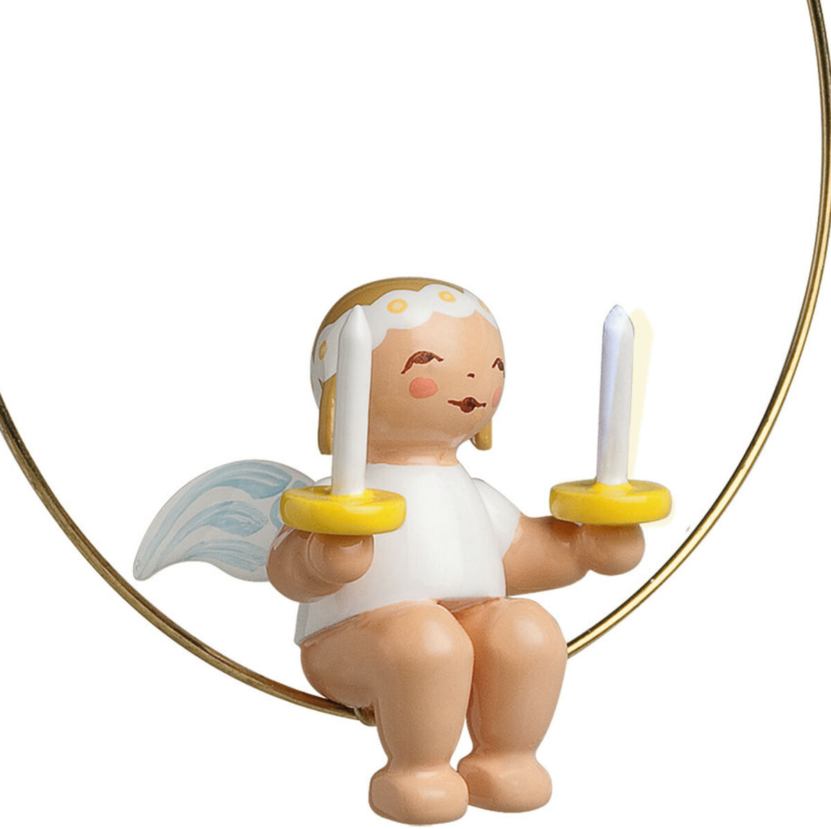 Detailreiche Holz-Figur »Christbaumengel im Ring, mit zwei Kerzen« von Wendt & Kühn. Ein kleiner, lächelnder Engel mit weißen Flügeln sitzt in einem goldenen Metallring und hält zwei gelbe Kerzenhalter mit weißen Kerzen. Handbemalt, kunstvoll gearbeitet.