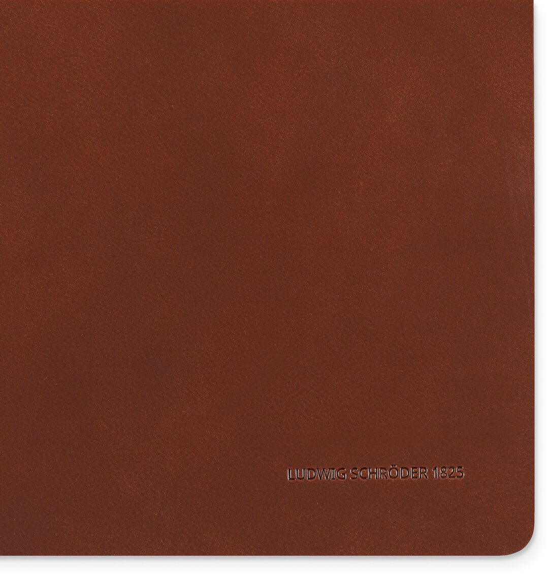 Hochwertiges braunes Leder-Mousepad mit schlichter, minimalistischer Optik und eingeprägtem Schriftzug in der Ecke.