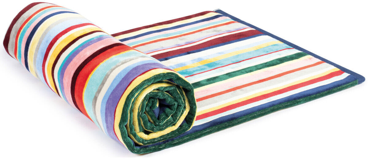 Bunt gestreiftes Badehandtuch in verschiedenen Farben, aufgerollt und flach ausgebreitet, aus weicher und saugfähiger Baumwolle.