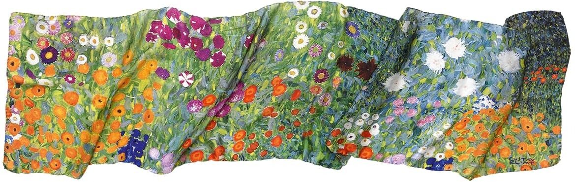 Ein bunter Seidenschal mit einem Bauerngarten-Motiv, inspiriert von Gustav Klimt, zeigt eine Vielzahl von Blumen in lebhaften Farben wie Grün, Orange, Weiß, Rosa, Lila und Blau.