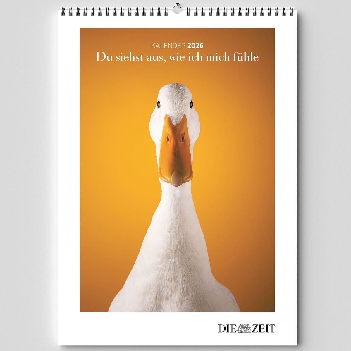 Ein humorvoll gestalteter Wandkalender für das Jahr 2026 mit dem Titel 'Du siehst aus, wie ich mich fühle'. Das Titelblatt zeigt eine weiße Ente vor einem leuchtend orangefarbenen Hintergrund. Der Kalender richtet sich an Tierliebhaber und Freunde von witzigen Sprüchen.
