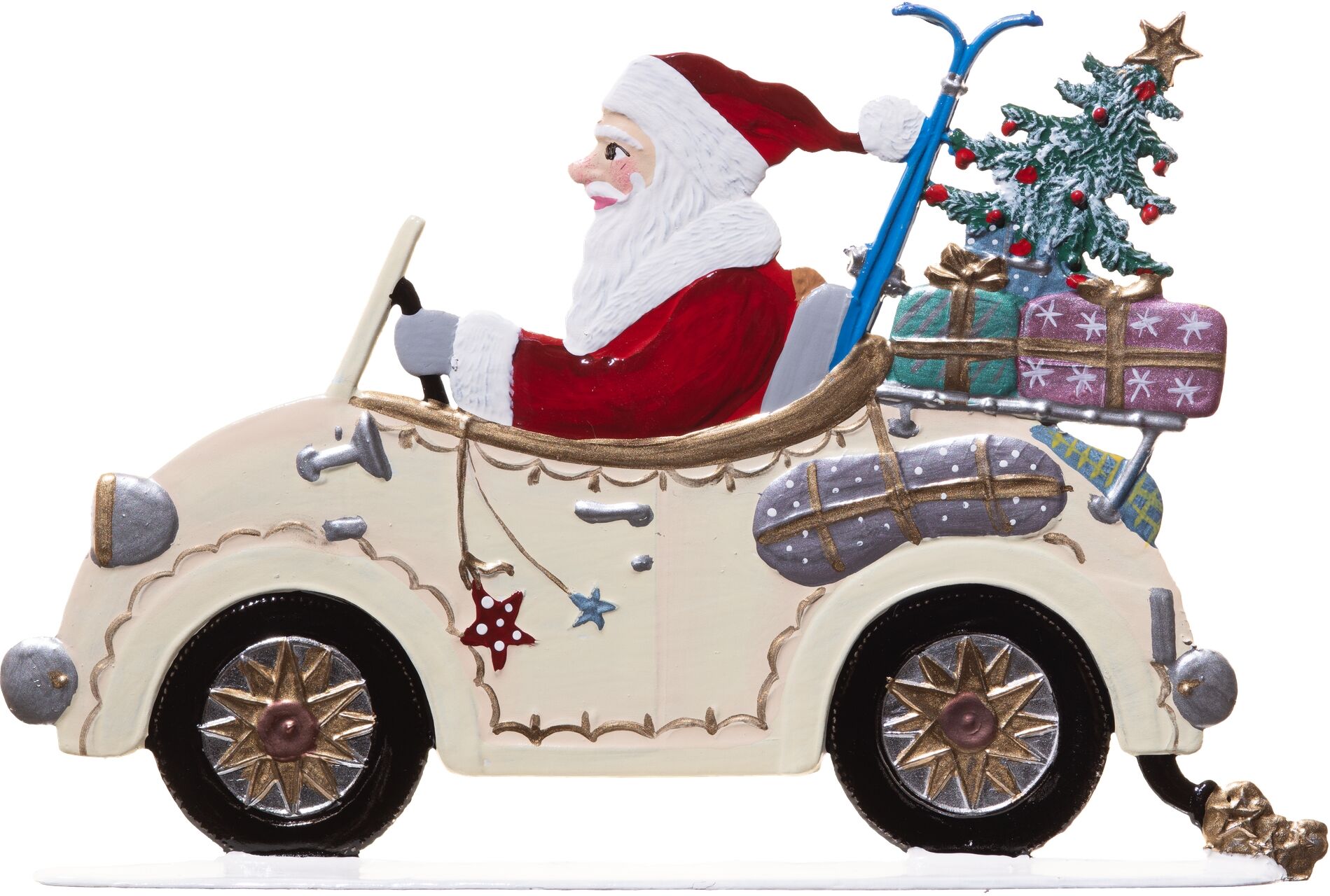 Zinnfigur eines Weihnachtsmanns im roten Mantel, der in einem cremefarbenen Auto sitzt. Auf dem Rücksitz befinden sich bunt verpackte Geschenke, ein geschmückter Weihnachtsbaum und ein blauer Schlitten. Die Figur ist dekorativ und detailreich gestaltet.