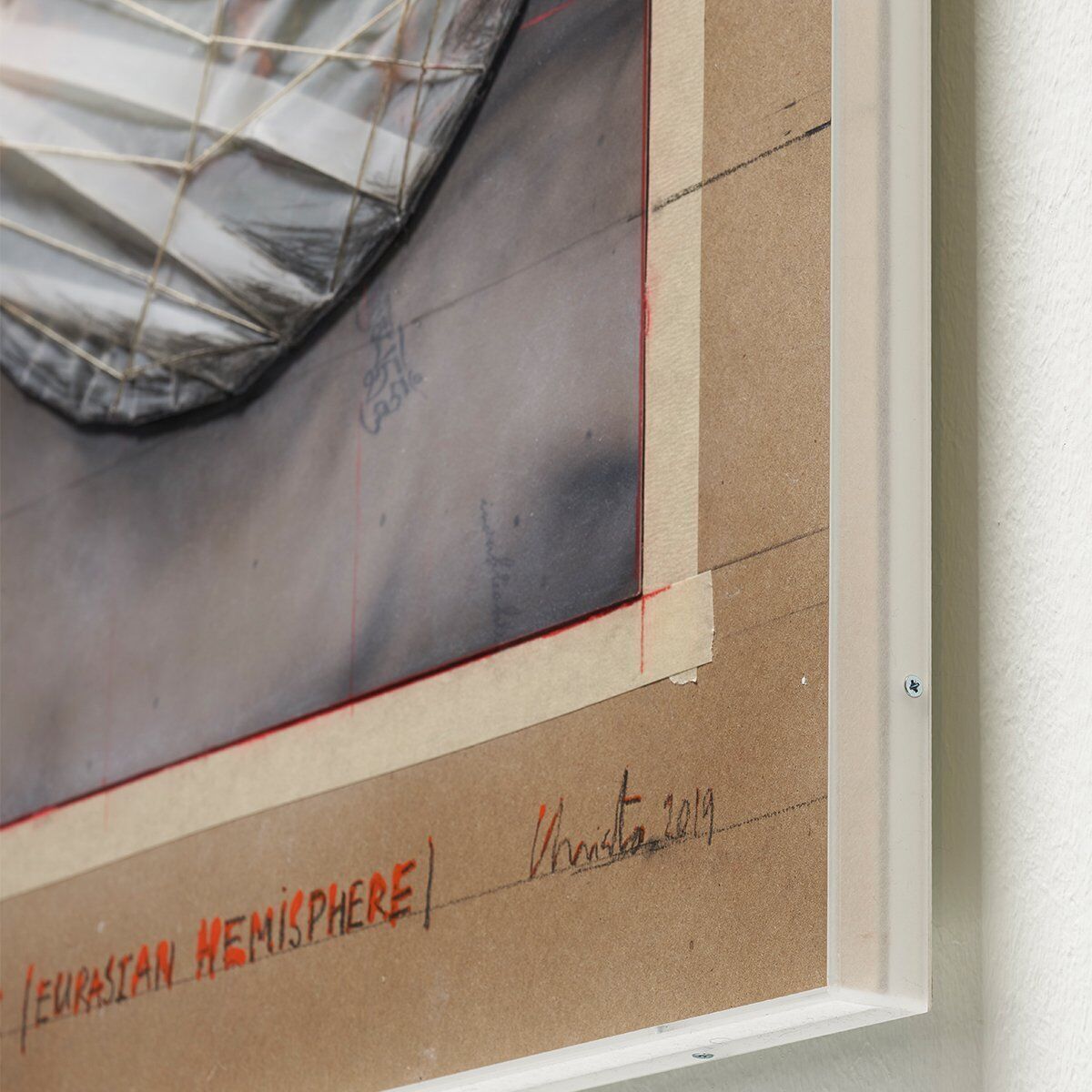 Ein Kunstwerk von Christo namens »Wrapped Globe« in einer limitierten Edition, zeigt eine weiß eingewickelte Weltkugel mit einem beige und grauen Hintergrund sowie roter Handschrift und Signatur am unteren Rand, eingerahmt.