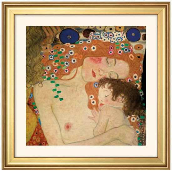 Ein Kunstwerk von Gustav Klimt zeigt eine Mutter, die ihr Kind hält, mit lebendigen Farben und einem goldenen Rahmen. Der Stil ist Jugendstil, und das Bild beinhaltet rote Haare, geschlossene Augen, und ein Muster aus bunten Blumen und geometrischen Formen im Hintergrund.