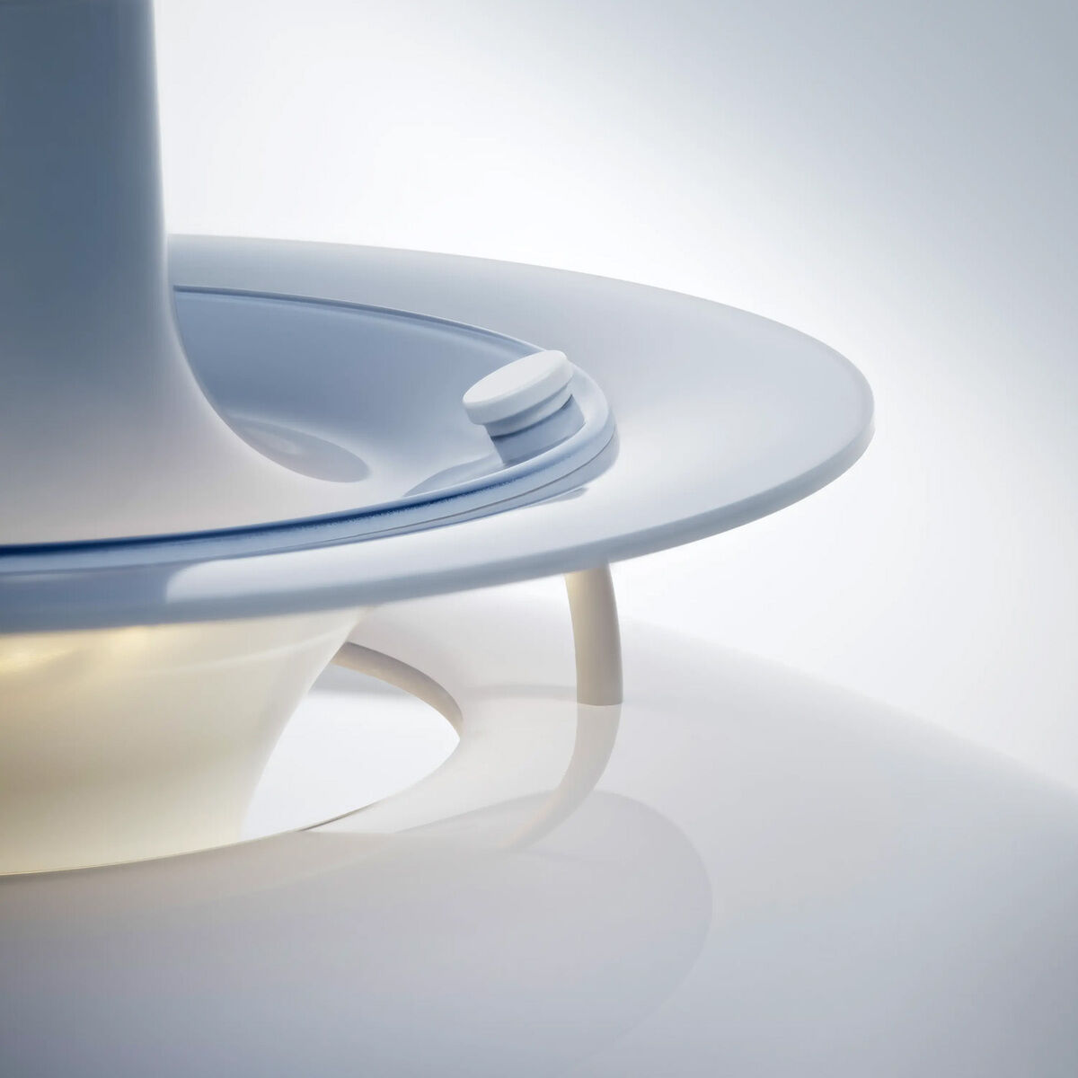 Detailansicht der Hängeleuchte »PH 5 320« von Louis Poulsen mit opalblauen und weißen, glänzenden Schirmen aus Polymer. Das ikonische Drei-Schirm-Design erzeugt weiche Lichtreflexion und moderne Eleganz, ideal für stilvolle Innenräume.
