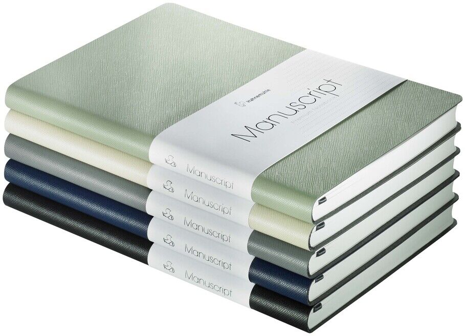 Stapel von fünf Notizbüchern namens Manuscript in DIN A5, in verschiedenen Farben wie Grün, Beige, Schwarz, Blau und Weiß. Das minimalistisches Design ist für Büro- und Schulbedarf geeignet.