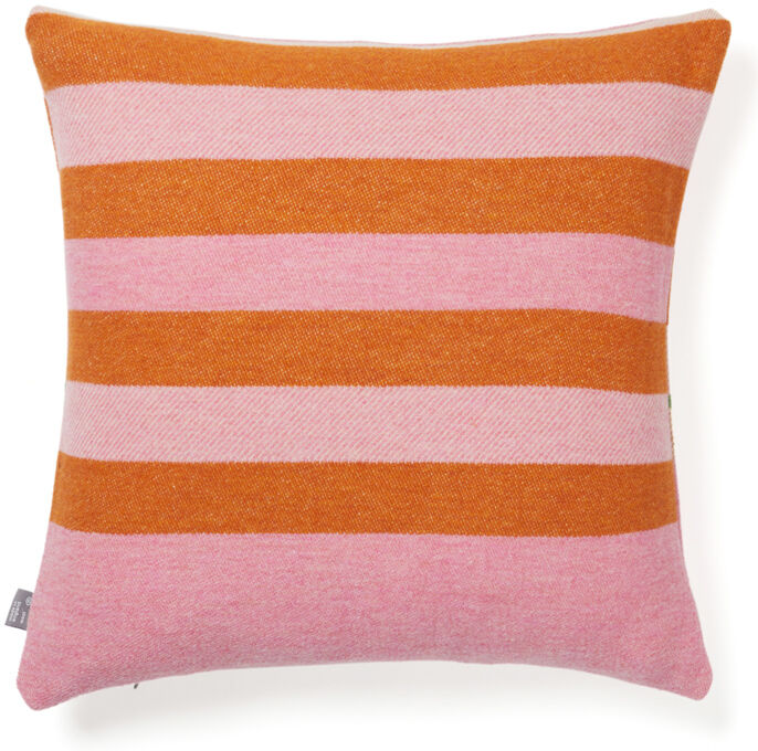Ein quadratisches Kissen mit überlappenden breiten, horizontalen rosa und orangefarbenen Streifen. Das Design erinnert an den Bauhaus-Stil und ist modern und stilvoll.