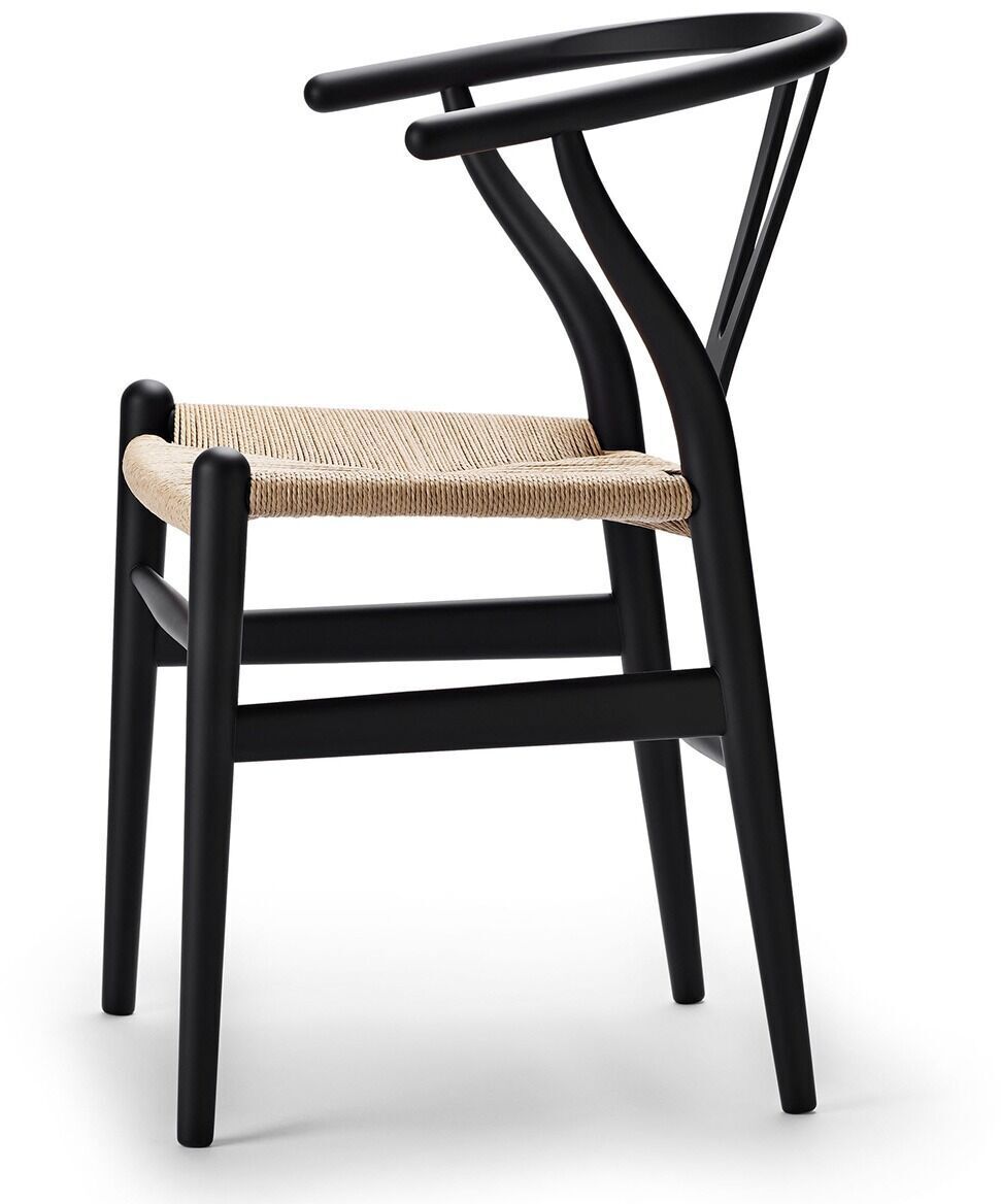 Der Sonderedition Stuhl CH24 Soft von Carl Hansen mit schwarzem Gestell und beige geflochtener Sitzfläche auf weißem Hintergrund.