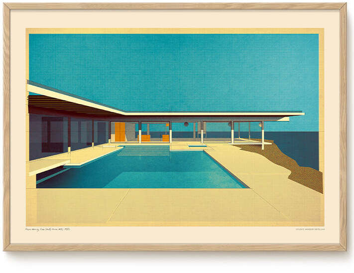 Gerahmtes Poster mit einer stilisierten Abbildung eines modernen Hauses mit Pool, inspiriert von Pierre Koenigs Stahl House von 1959. Das Motiv zeigt architektonische Linien im Mid-Century-Modern-Stil, klare Farben und minimalistische Gestaltung. Optimal als dekoratives Wandbild für Architektur- und Designliebhaber.