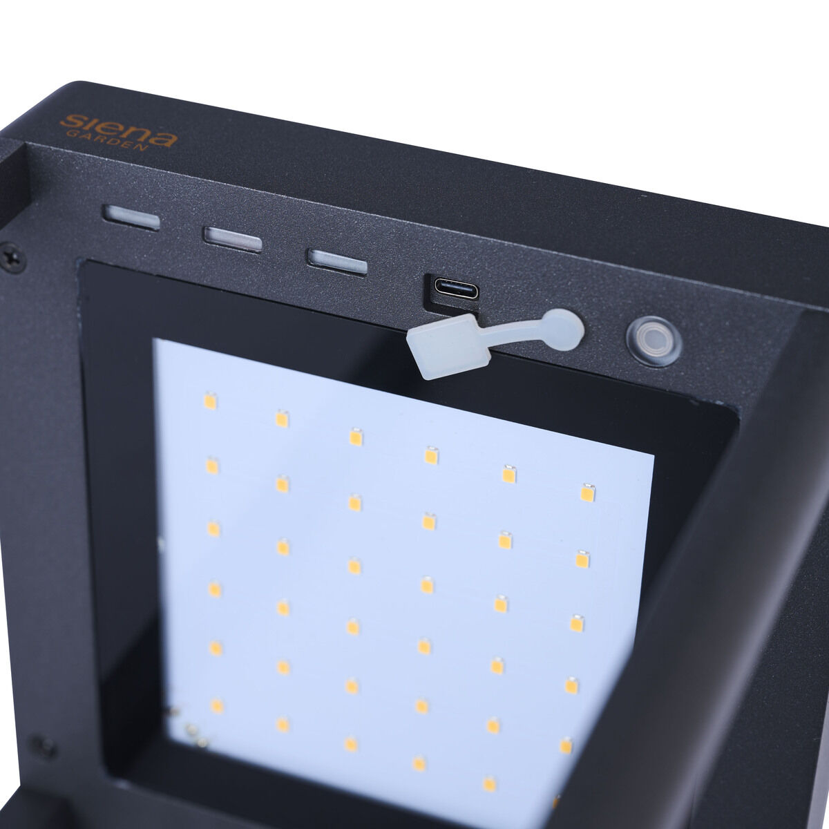 Detailansicht des Windlichts »Wega« von Sienagarden in Anthrazit mit LED-Panel. Oben sind ein USB-Anschluss, mehrere Knöpfe sowie ein Sensor sichtbar. Modernes eckiges Design, große Leuchtfläche mit gleichmäßig angeordneten LEDs.