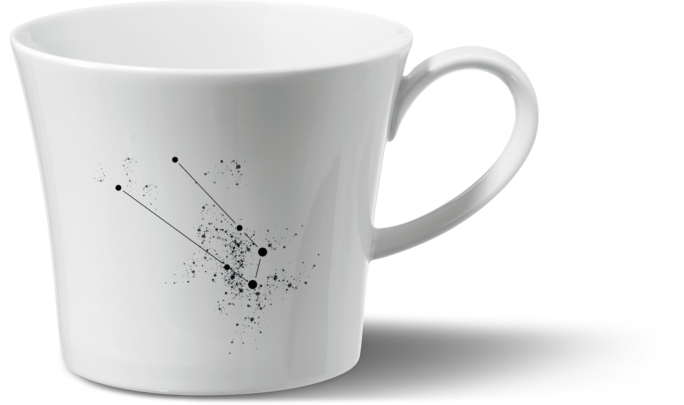 Eine weiße Porzellantasse mit einem minimalistischen und eleganten Sternzeichen-Design. Im Hintergrund befindet sich die Marke und das Logo von DIE ZEIT.