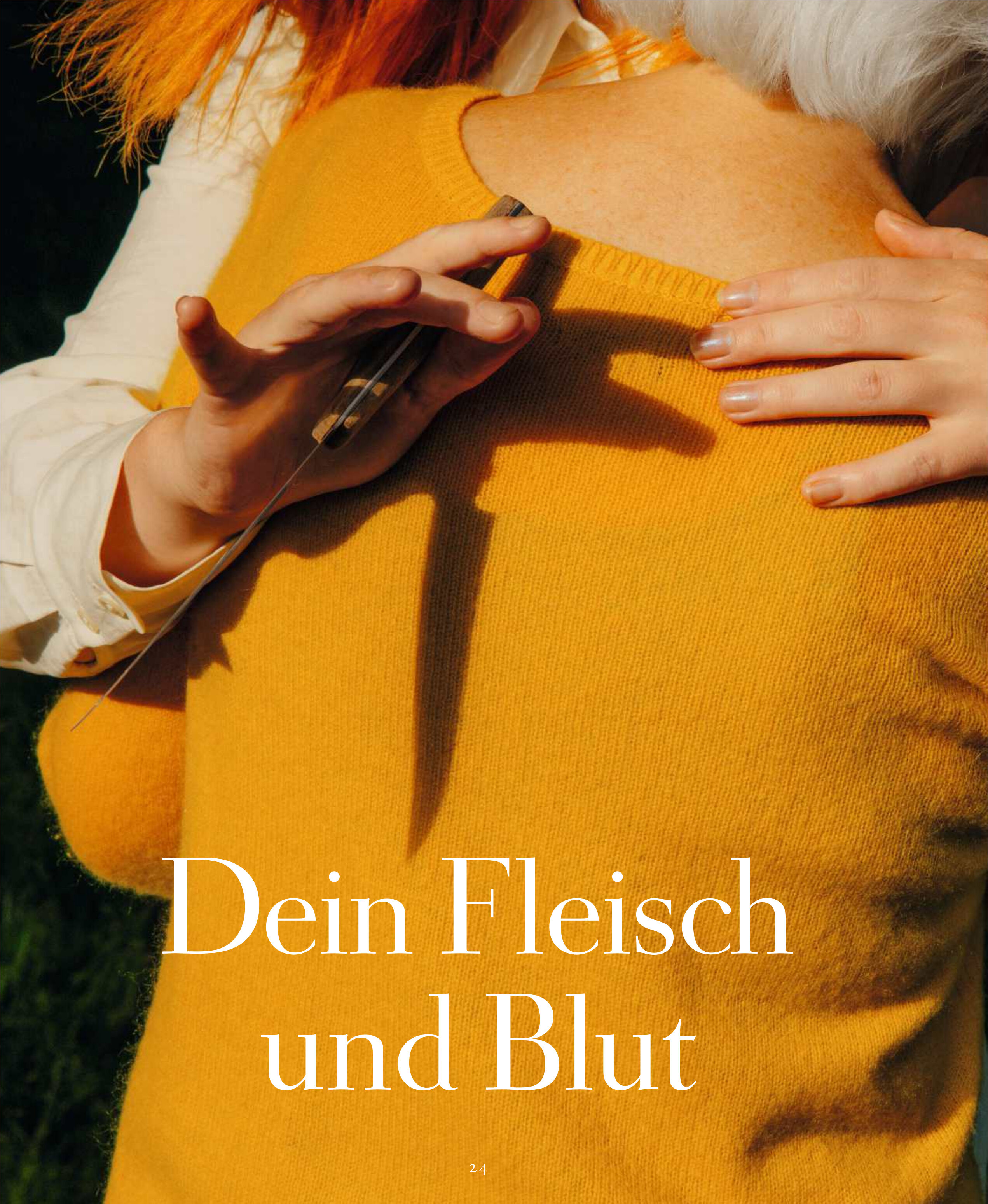Das Cover des Magazins ZEIT VERBRECHEN 34/25 zeigt eine Person mit orangen Haaren, die einer anderen Person in einem senfgelben Pullover ein Messer in den Rücken hält. Im Vordergrund sind die Wörter 'Dein Fleisch und Blut' in weißer Schrift zu sehen. Die Szene spielt im Freien bei Tageslicht und vermittelt eine bedrohliche, spannende Atmosphäre.