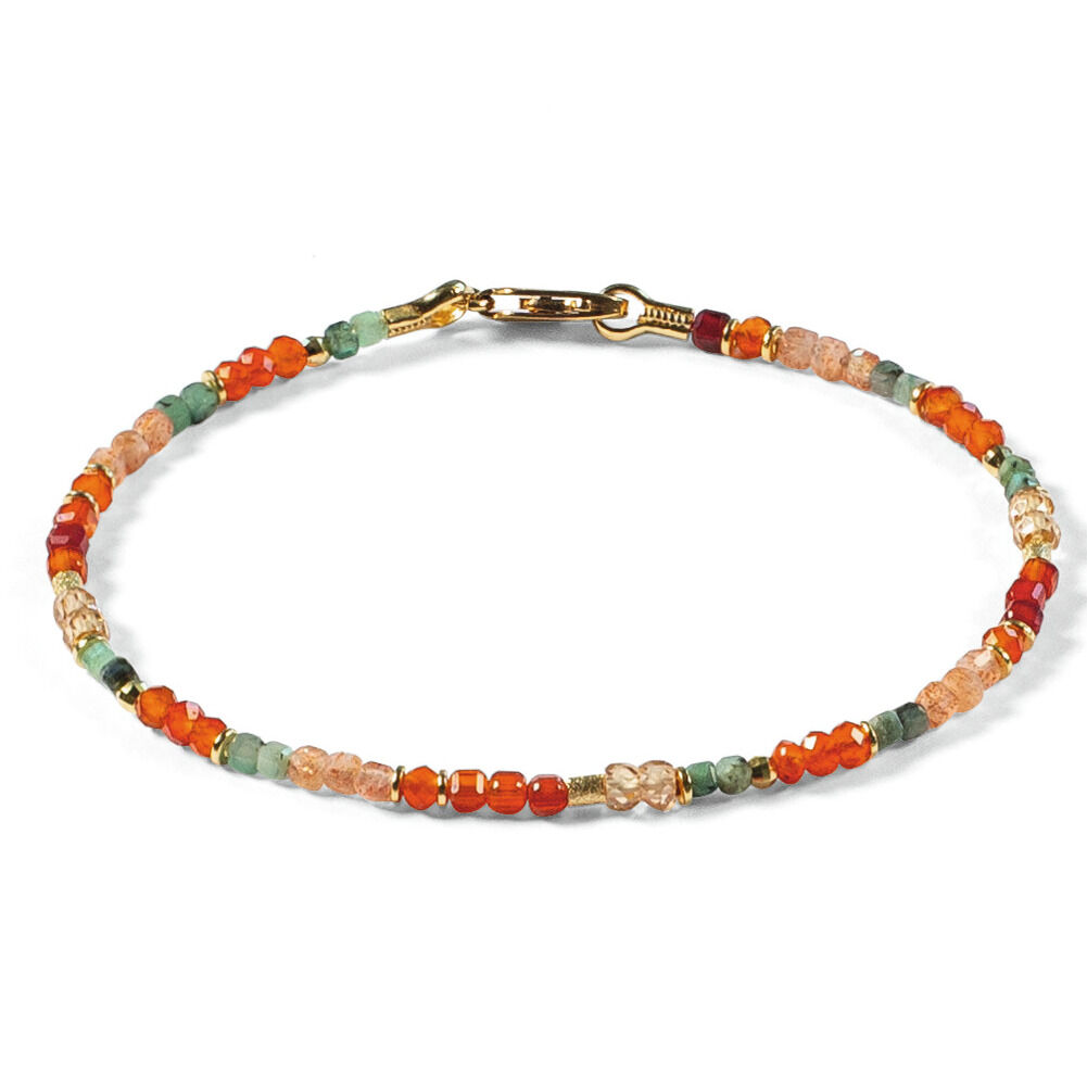 Abgebildet ist ein filigranes Armband aus unterschiedlich farbigen, kleinen Perlen mit goldfarbenem Verschluss. Die Perlen sind überwiegend in Orange-, Rot-, Grün- und Beigetönen gehalten. Das Schmuckstück wirkt sommerlich und vielfältig kombinierbar.