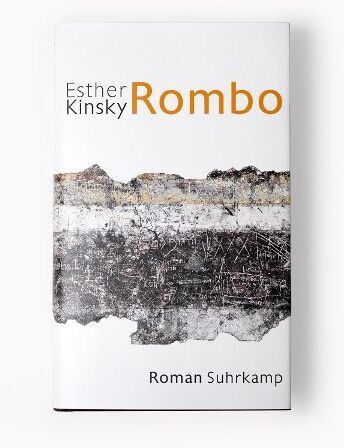 Das Bild zeigt das Buchcover von 'Rombo' von Esther Kinsky, veröffentlicht vom Suhrkamp Verlag. Das Cover hat eine weiße Basis mit einem abstrakten schwarz-weißen Landschaftsmuster in der Mitte. Der Titel 'Rombo' ist in orangefarbener Schrift, und der Name der Autorin ist in schwarzer Schrift oben links zu sehen. Unten rechts sind die Wörter 'Roman Suhrkamp' in schwarzer Schrift abgedruckt.
