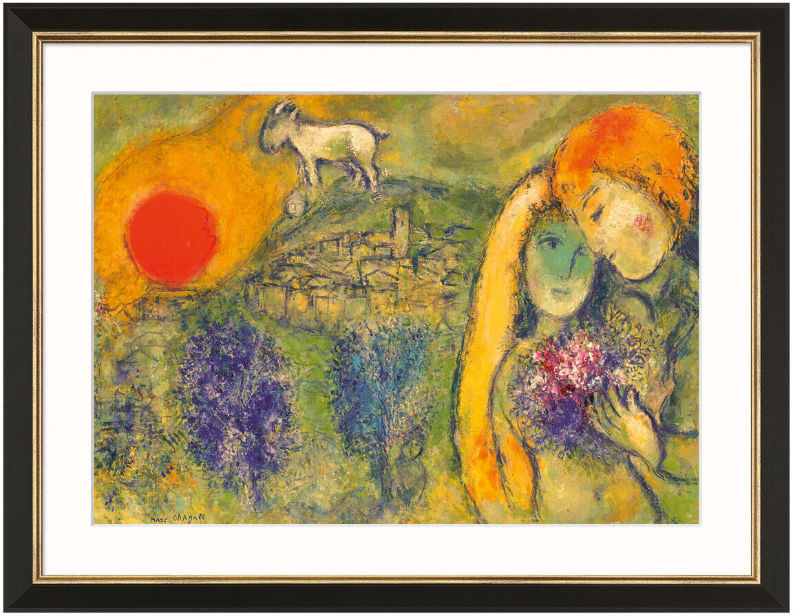 Dieses Bild von Marc Chagall mit dem Titel 'Die Liebenden von Vence' aus dem Jahr 1957 zeigt ein romantisches Paar, eine farbenfrohe Landschaft mit einem Sonnenuntergang, Bäumen und einer Ziege auf einem Hügel. Die dominierenden Farben sind Orange, Rot, Grün, Blau, Gelb und Lila.