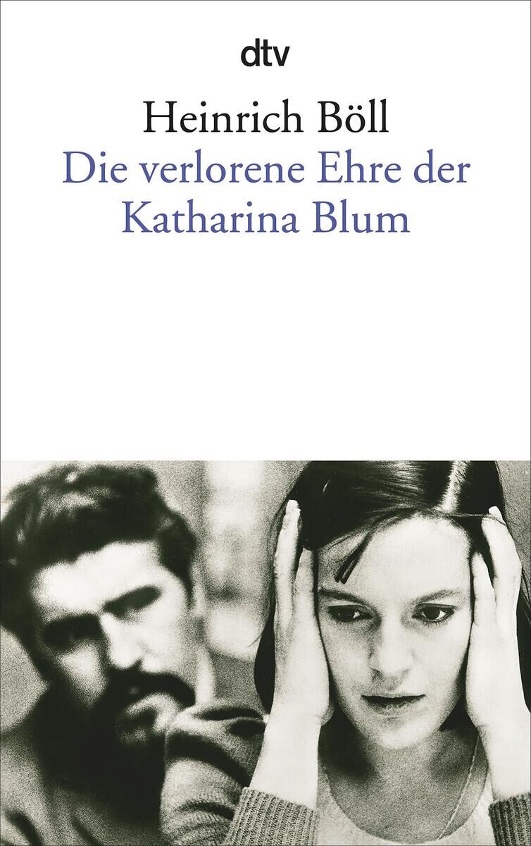 Das Buchcover zeigt den Titel 'Die verlorene Ehre der Katharina Blum' von Heinrich Böll. Es ist ein Schwarzweißfoto von einer Frau, die ihren Kopf in den Händen hält, im Hintergrund ein Mann mit ernster Miene.
