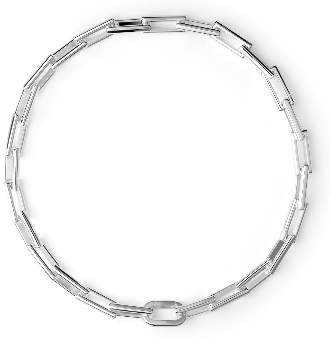Abgebildet ist ein edles Collier mit länglichen, silberfarbenen Gliedern in moderner, minimalistischer Ausführung. Die Halskette liegt in runder Form auf weißem Hintergrund und wirkt hochwertig verarbeitet. Schmuckstück in zeitlosem Design, geeignet als stilvolles Accessoire für verschiedene Anlässe.