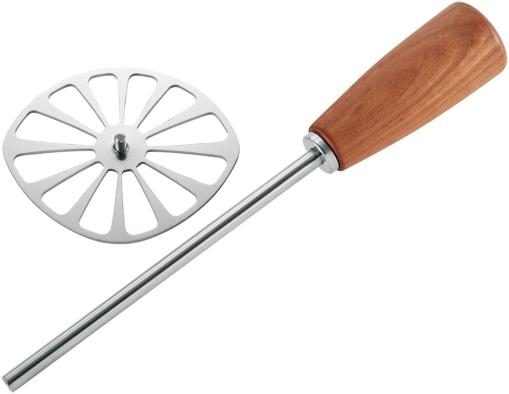 Auf weißem Untergrund liegt der Kartoffelstampfer Soul von triangle, Produktname „Kirsche“. Der Stampfer besteht aus silbernem Edelstahl mit durchbrochenem Stempel und einem glatten, rotbraunen Holzgriff aus Kirschholz. Die Verarbeitung wirkt hochwertig und modern.