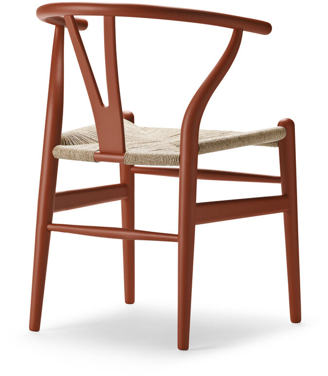 Der Stuhl CH24 Soft von Carl Hansen ist ein Designerstuhl mit einer rot lackierten Holzstruktur und einem Sitz aus beigem Naturgeflecht. Der Stuhl zeichnet sich durch sein minimalistisches, skandinavisches Design und seine zeitlose Ästhetik aus.