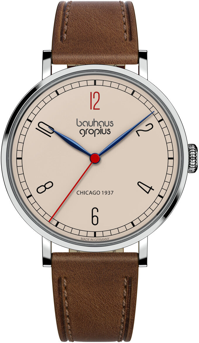 Armbanduhr im Bauhaus-Stil mit beigem Zifferblatt, braunem Lederarmband und silbernem Gehäuse. Die Uhr zeigt Bauhaus-Schriftzug, rote Zwölf, blaue Sekundenzeiger und schwarze Stunden- sowie Minutenzeiger. Die Aufschrift 'Chicago 1937' befindet sich auf dem Zifferblatt.