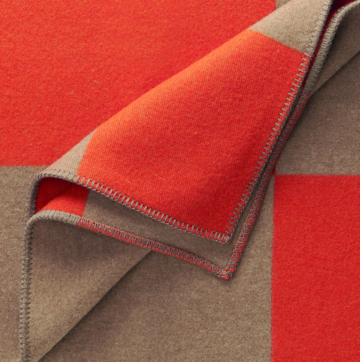 Close-up von der Decke »Manchester« in rot und braun mit quadratischem Muster. Die Nähte sind sichtbar.