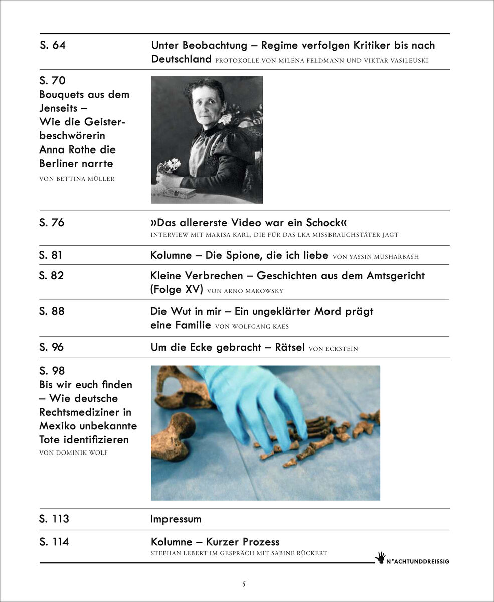 Detailreiches Inhaltsverzeichnis aus dem Magazin ZEIT VERBRECHEN. Enthält Themenüberschriften, Bild einer Frau mit Schädel und eine Detailaufnahme einer Hand in blauen Handschuhen, die Knochen auf blauem Untergrund untersucht. Klare Aufteilung, moderne Serifenschrift.