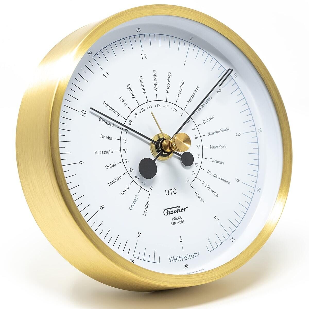 Weltzeituhr POLAR von Fischer Manufaktur mit einem goldenen Rahmen und weißem Zifferblatt, auf dem mehrere Städte für verschiedene Zeitzonen angezeigt werden.