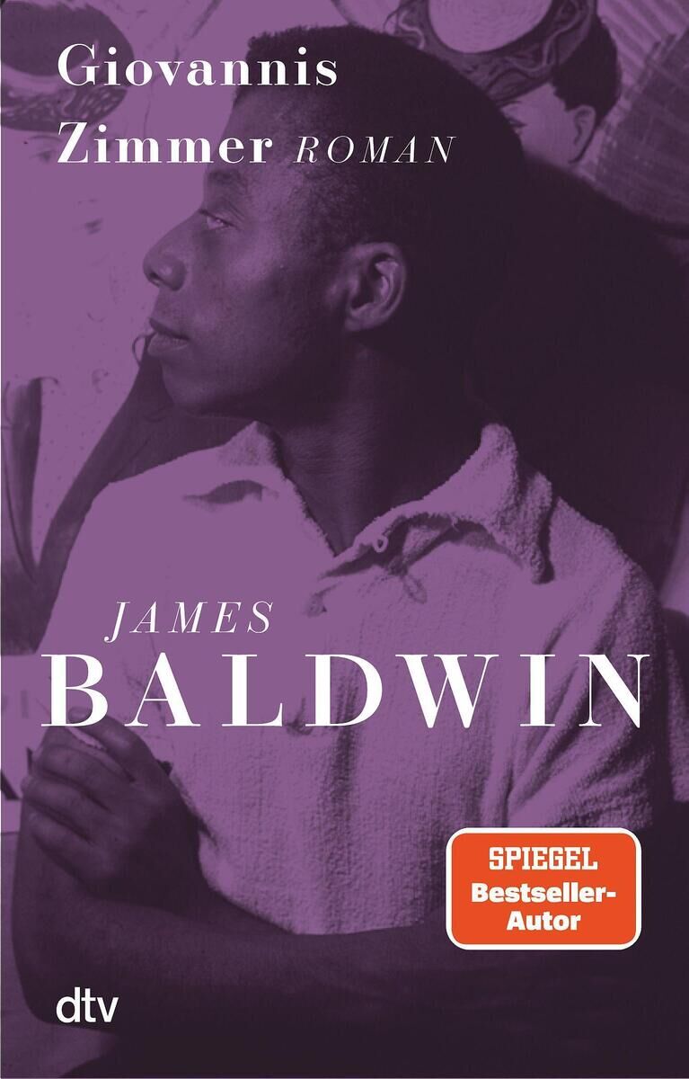 Buchcover von 'Giovannis Zimmer' von James Baldwin, veröffentlicht von dtv. Abgebildet ist ein Mann, der zur Seite schaut, mit einem violetten Farbhintergrund und einem Spiegel Bestseller-Autor Abzeichen.