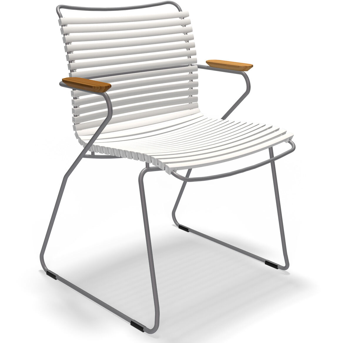 Ein moderner Esszimmerstuhl mit Armlehnen aus der Serie »CLICK Dining Chair«. Der Stuhl hat eine weiß gestrichene Sitzfläche und Rückenlehne aus Kunststofflamellen sowie ein silberfarbenes Metallgestell. Die Armlehnen sind aus Holz gefertigt.