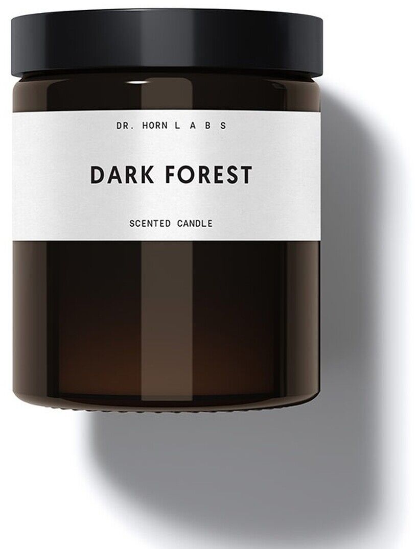 Duftkerze aus Sojawachs in einem dunklen Glasbehälter mit weißem Etikett und schwarzem Deckel, beschriftet mit 'Dark Forest'.