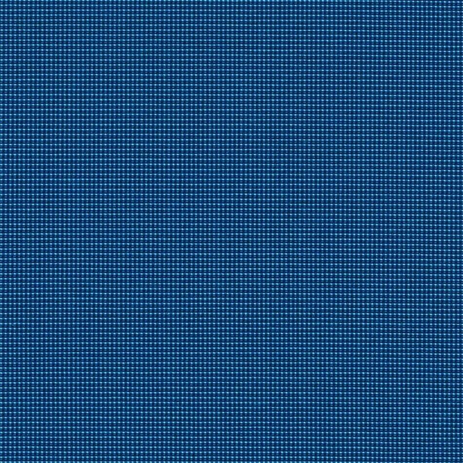 Eine karierte Picknickdecke mit einem Muster in Blau und Weiß. Ideal für Outdoor-Aktivitäten wie Picknicks, Ausflüge in den Park und Camping.