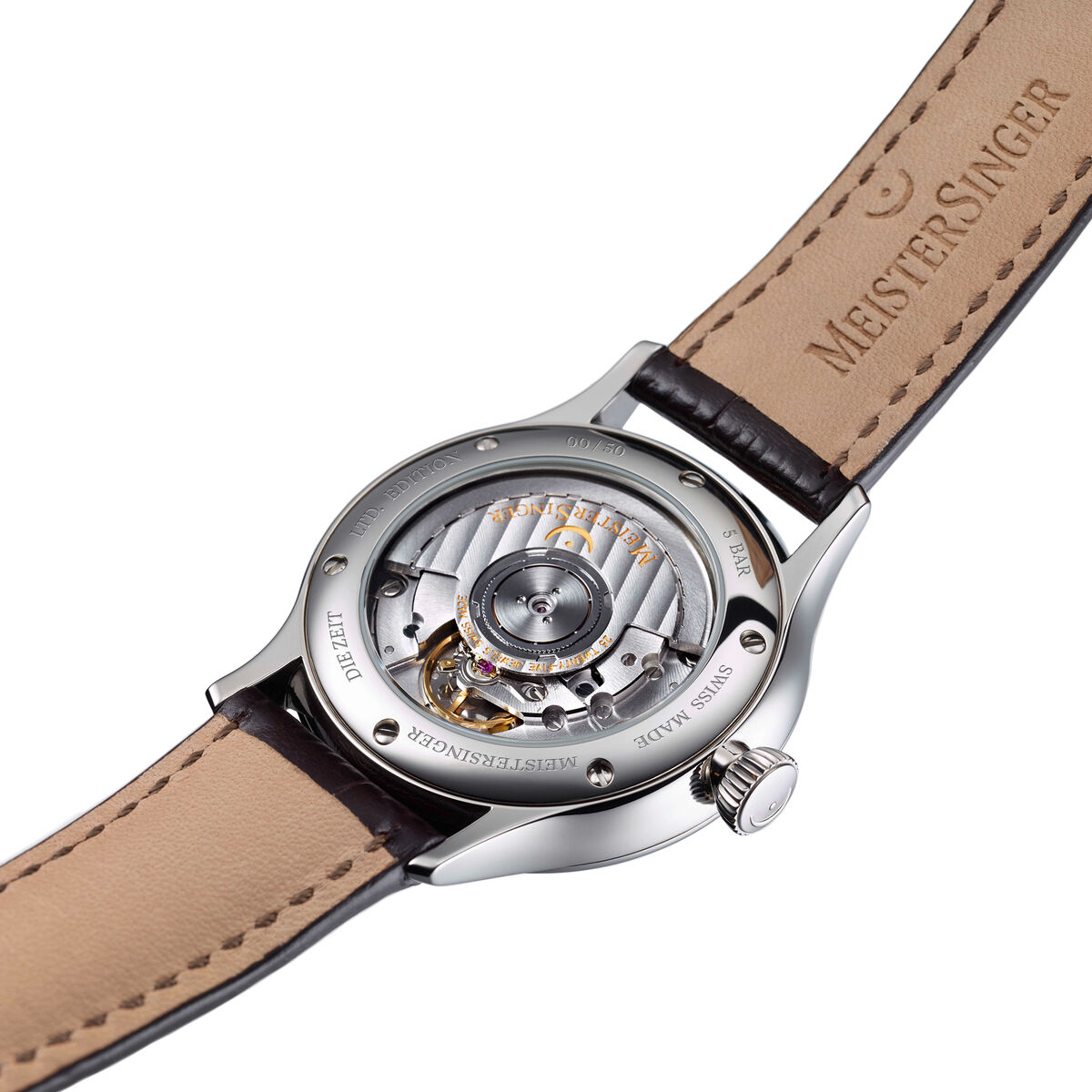 Rückansicht einer Uhr der ZEIT-Sonderedition »Pangaea« von MeisterSinger mit Edelstahlgehäuse und braunem Lederarmband. Die Mechanik ist durch die transparente Rückseite sichtbar.