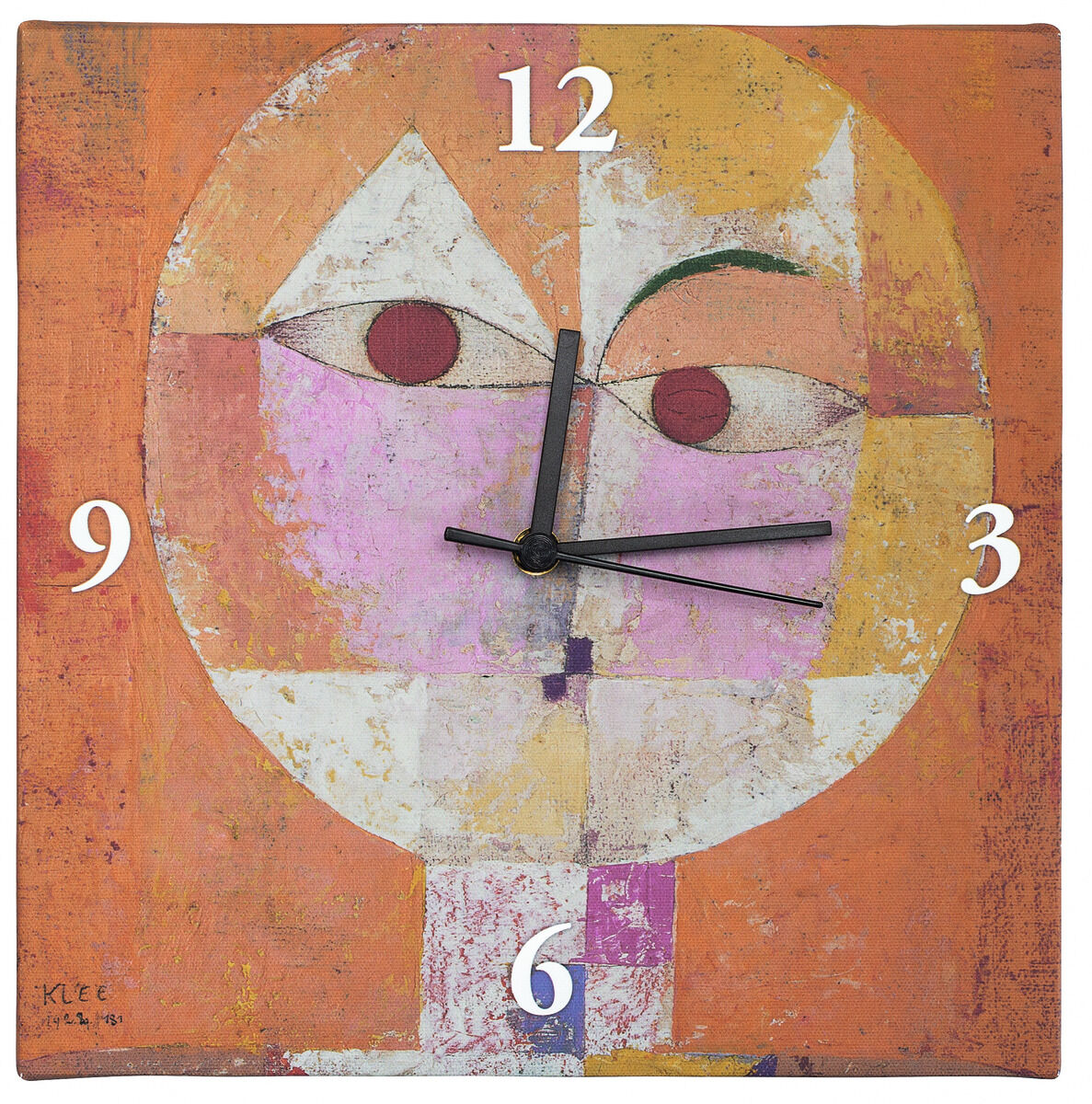 Eine farbenfrohe Wanduhr mit abstrakter Kunst von Paul Klee, die ein stilisiertes Gesicht mit großen Augen zeigt.