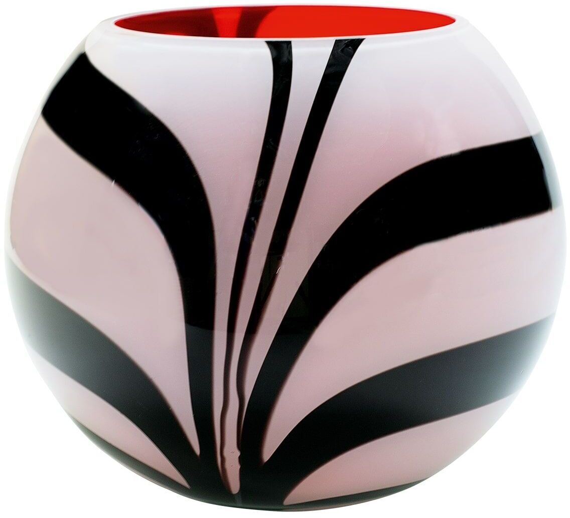 Eine Glasvase namens »Curvy« mit einer runden, kurvigen Form. Die Vase hat ein modernes Design mit schwarzen und weißen Streifen und einem roten Innenraum. Sie ist eine elegante und kunstvolle Dekoration, die sich für besondere Anlässe und als Geschenk eignet.