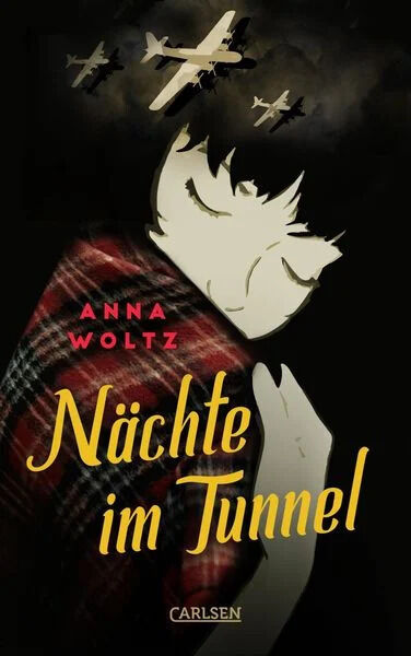 Das Buchcover zeigt eine schwarz-weiße Illustration eines nachdenklichen Jugendprotagonisten in einem karierten Schal. Darüber fliegen mehrere Kampfflugzeuge vor einem dunklen Himmel. Der Titel des Buches 'Nächte im Tunnel' von Anna Woltz ist in gelben, markanten Buchstaben abgebildet. Unten am Cover ist das Logo des Carlsen Verlags zu sehen.