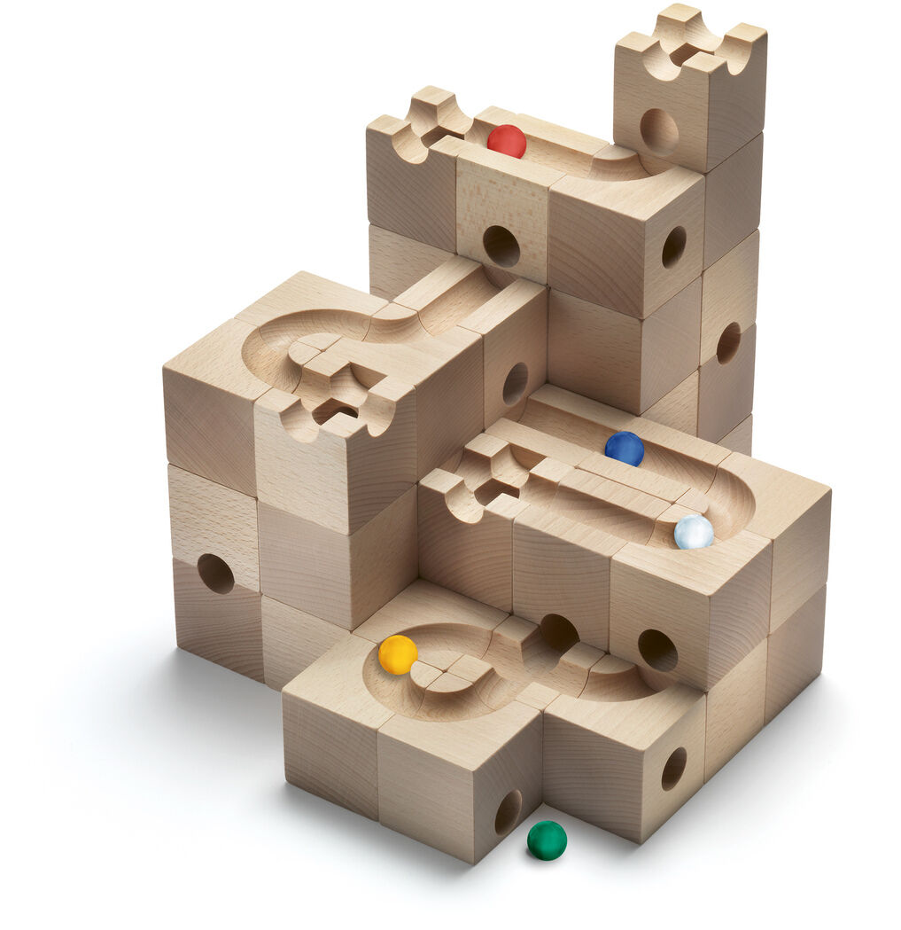 Starter-Set für eine Kugelbahn aus hellem Holz mit mehreren Bausteinen und verschiedenen Bahnen, in denen bunte Kugeln rollen können. Geeignet für Kinder, fördert Kreativität und motorische Fähigkeiten.